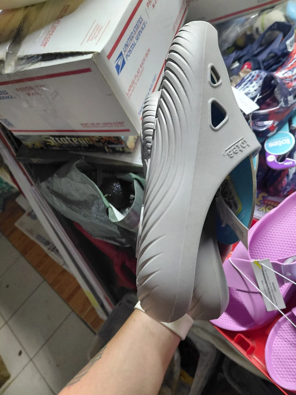 are grey Totes slide sandals featuring a textured honeycomb footbed men's size 9